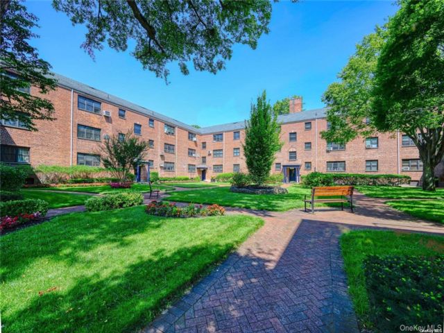  1 BR,  1.00 BTH &nbsp;Garden style home in Great Neck