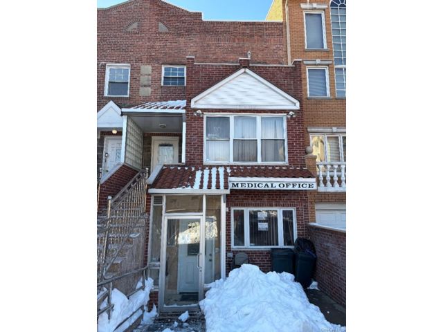  2 BR,  3.00 BTH &nbsp;House style home in Astoria