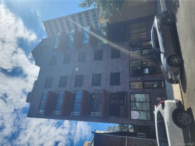  1 BR,  1.00 BTH &nbsp;Contemporary style home in Rego Park