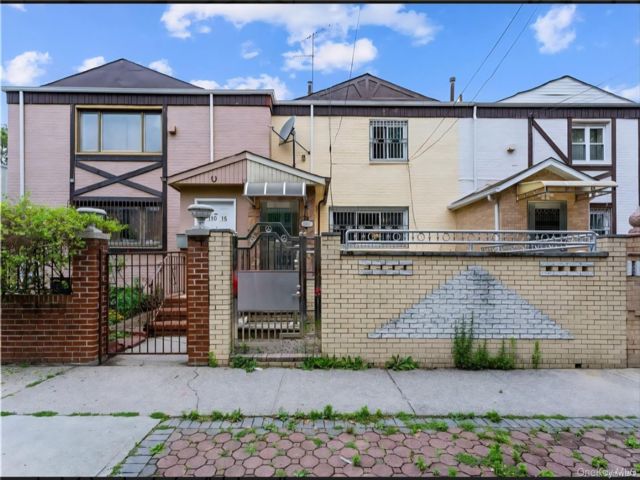  3 BR,  4.00 BTH &nbsp;Colonial style home in Forest Hills