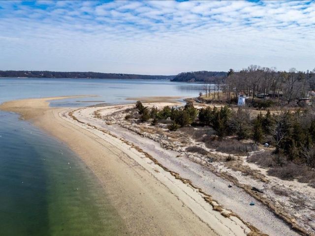 Lot <b>Size:</b>  &nbsp;House style home in Centre Island