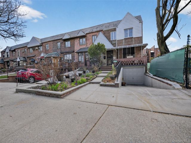  3 BR,  4.00 BTH &nbsp;Other style home in Rego Park