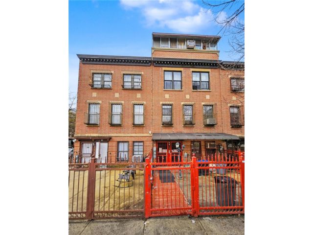  7 BR,  8.00 BTH &nbsp;House style home in Williamsburg