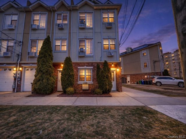 11 BR,  6.00 BTH &nbsp;House style home in Jamaica