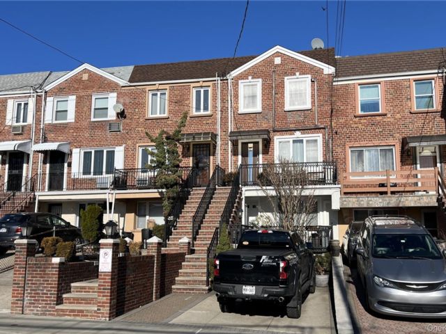  3 BR,  3.00 BTH &nbsp;House style home in Middle Village