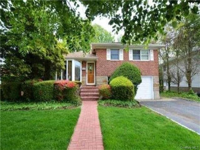  4 BR,  3.00 BTH &nbsp;Split level style home in Syosset
