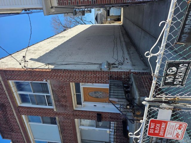  6 BR,  2.00 BTH &nbsp;Colonial style home in Ozone Park