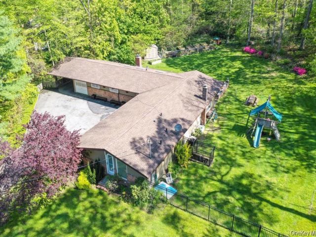  4 BR,  4.00 BTH &nbsp;Ranch style home in Syosset