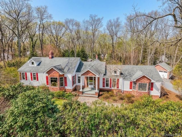  3 BR,  3.00 BTH &nbsp;Exp ranch style home in Setauket