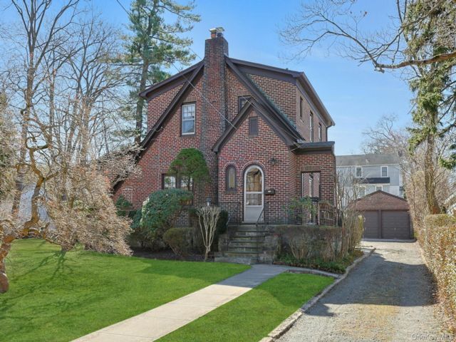  3 BR,  2.00 BTH &nbsp;Tudor style home in New Rochelle