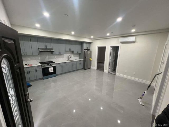  3 BR,  2.00 BTH &nbsp;Modern style home in Bayside