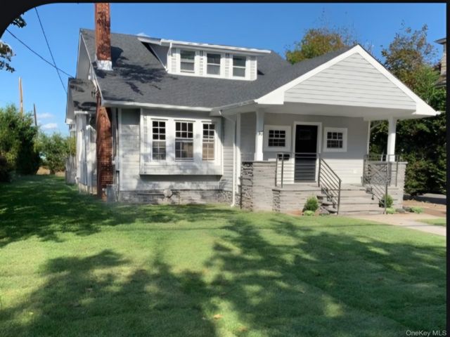  4 BR,  3.00 BTH &nbsp;Colonial style home in Hewlett