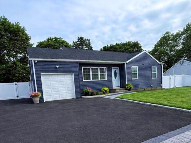  3 BR,  2.00 BTH &nbsp;Ranch style home in Brentwood