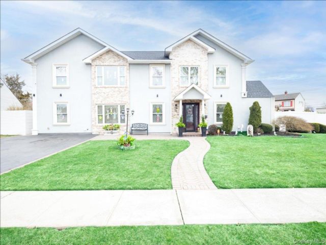  5 BR,  3.00 BTH &nbsp;Colonial style home in Levittown