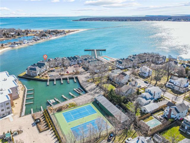  2 BR,  3.00 BTH &nbsp;Condo style home in Greenport