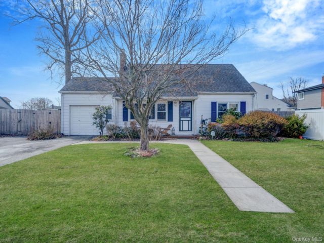  4 BR,  2.00 BTH &nbsp;Cape cod style home in Copiague