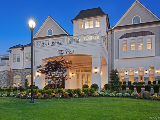  2 BR,  2.00 BTH &nbsp;Other style home in Plainview