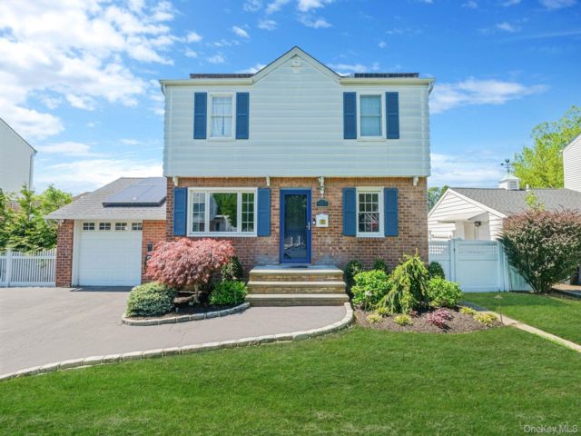  3 BR,  3.00 BTH &nbsp;Colonial style home in East Meadow