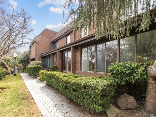  2 BR,  3.00 BTH &nbsp;Condo style home in Roslyn