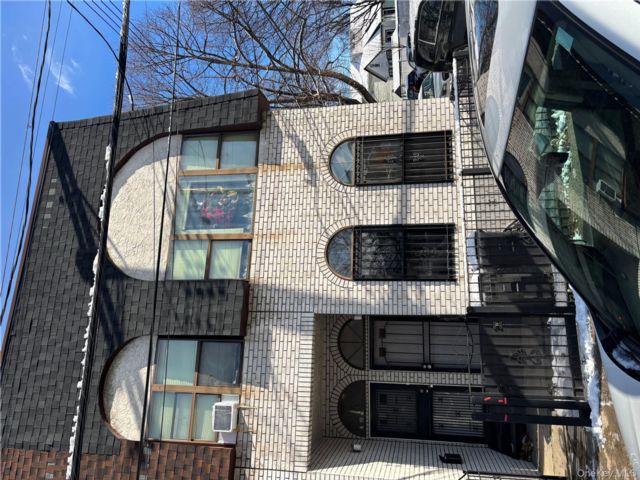 5 BR,  4.00 BTH &nbsp;House style home in Fresh Meadows