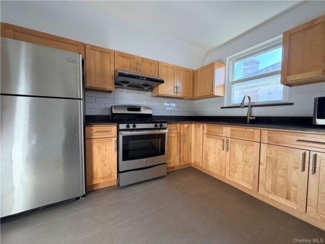  1 BR,  1.00 BTH &nbsp;Colonial style home in Bayside