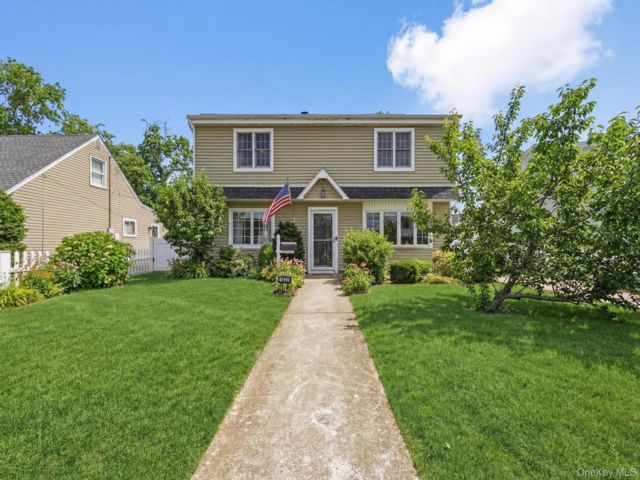  3 BR,  2.00 BTH &nbsp;Cape cod style home in North Bellmore