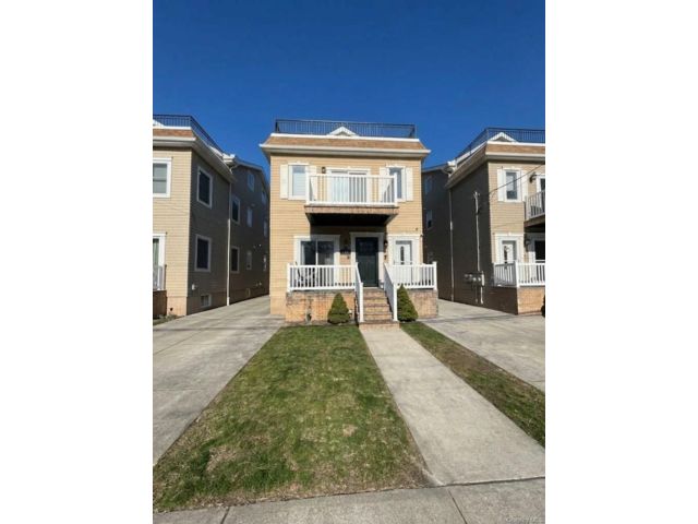  2 BR,  3.00 BTH &nbsp;Condo style home in Rockaway Park