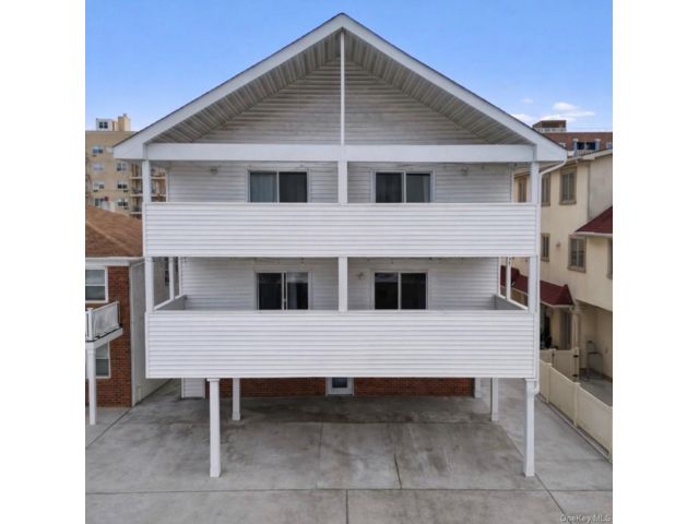  2 BR,  1.00 BTH &nbsp;Contemporary style home in Long Beach