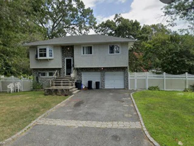  4 BR,  2.00 BTH &nbsp;Other style home in West Babylon