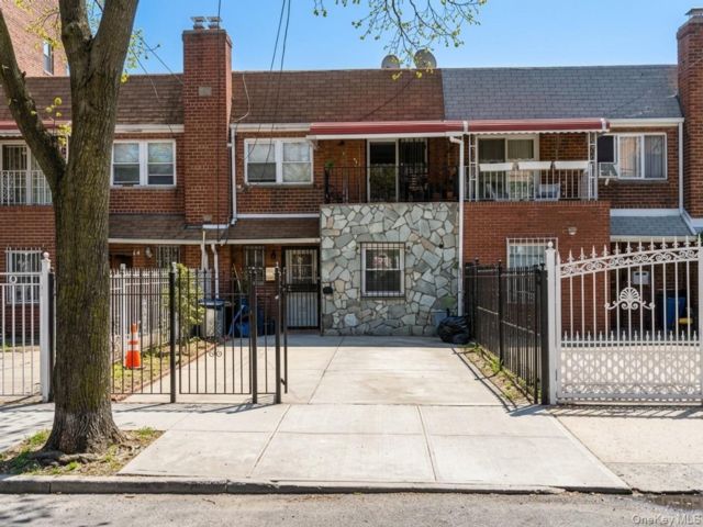  6 BR,  3.00 BTH &nbsp;House style home in Corona