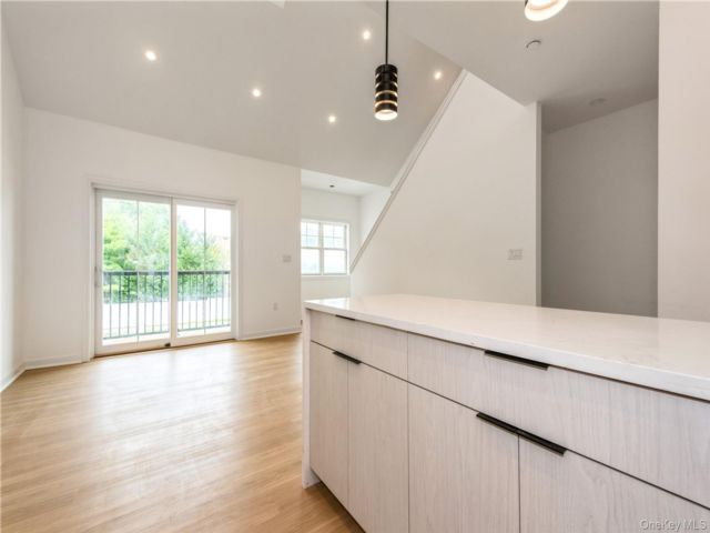  2 BR,  2.00 BTH &nbsp;Modern style home in Oceanside