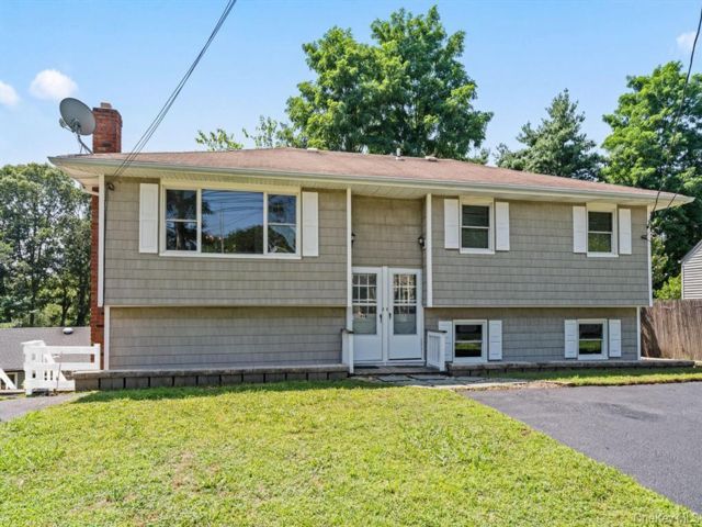  3 BR,  2.00 BTH &nbsp;Hi ranch style home in East Northport