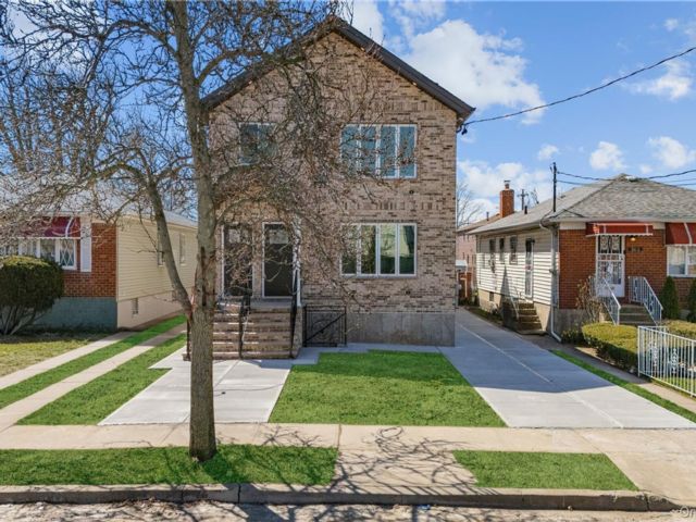  4 BR,  2.00 BTH &nbsp;Modern style home in Laurelton