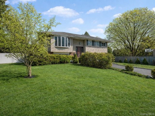  4 BR,  2.00 BTH &nbsp;Hi ranch style home in East Northport