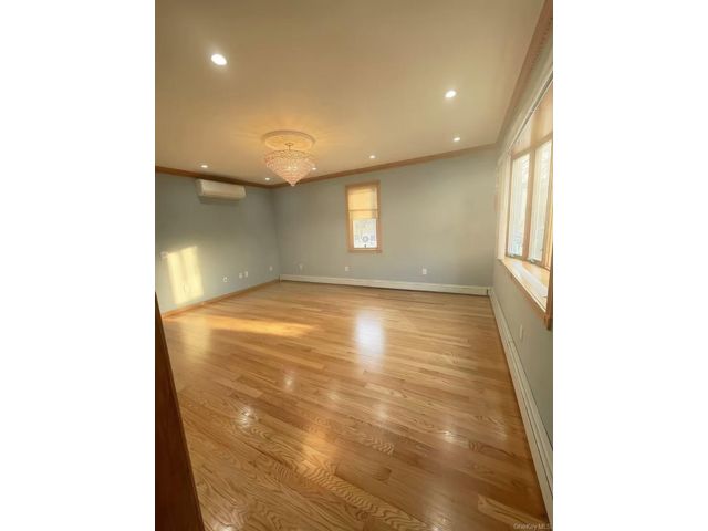  3 BR,  2.00 BTH &nbsp;Colonial style home in Oakland Gardens