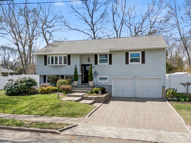  3 BR,  3.00 BTH &nbsp;Hi ranch style home in East Northport