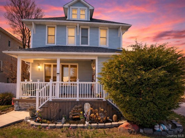  4 BR,  2.00 BTH &nbsp;Victorian style home in Lawrence