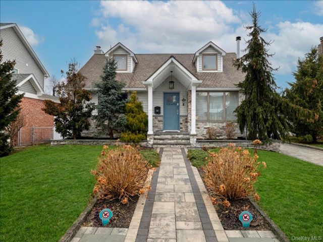  4 BR,  2.00 BTH &nbsp;Exp cape style home in Franklin Square