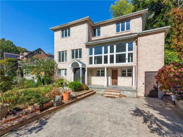  7 BR,  5.00 BTH &nbsp;Colonial style home in Little Neck