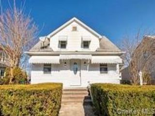  5 BR,  2.00 BTH &nbsp;House style home in Mineola
