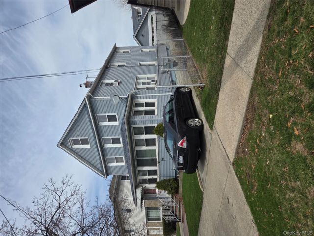  5 BR,  2.00 BTH &nbsp;House style home in Oakland Gardens