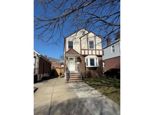  3 BR,  2.00 BTH &nbsp;Other style home in Flushing