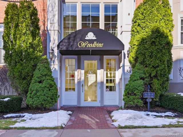  2 BR,  2.00 BTH &nbsp;Other style home in Westbury