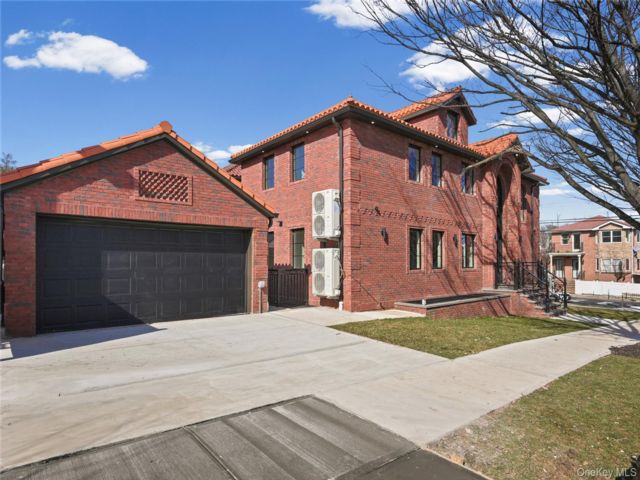  3 BR,  4.00 BTH &nbsp;Modern style home in Bayside