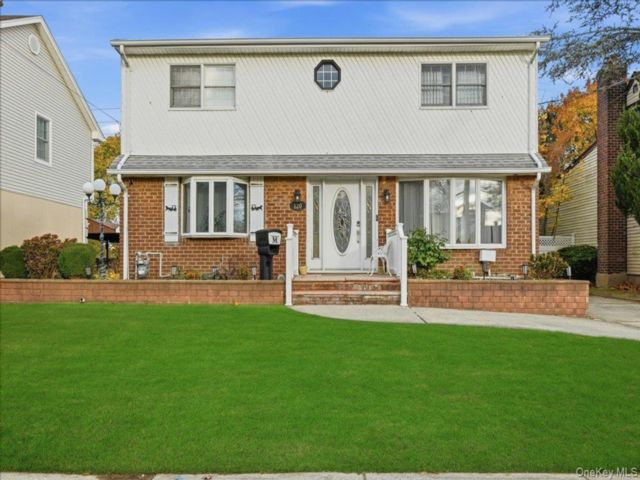  5 BR,  3.00 BTH &nbsp;Colonial style home in Mineola