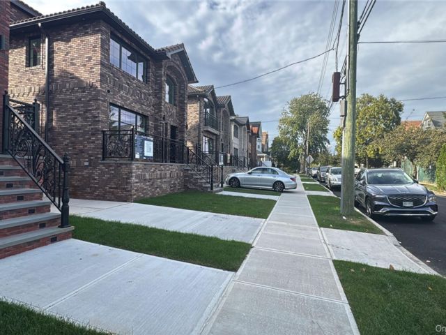  6 BR,  5.00 BTH &nbsp;House style home in Bayside