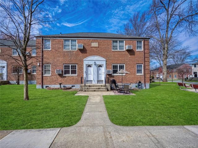  1 BR,  1.00 BTH &nbsp;Garden style home in Little Neck