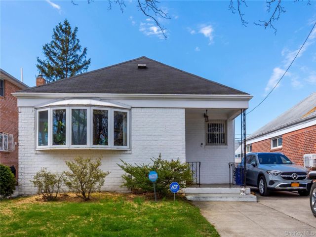  3 BR,  2.00 BTH &nbsp;Ranch style home in Oakland Gardens