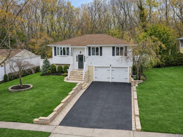  5 BR,  3.00 BTH &nbsp;Hi ranch style home in Kings Park