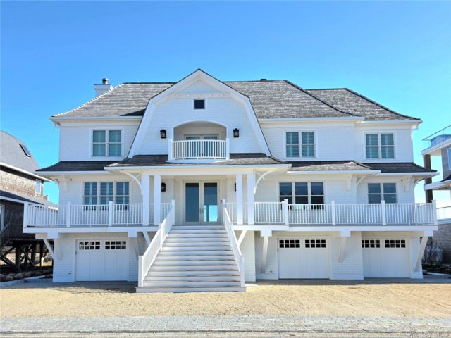  5 BR,  5.00 BTH &nbsp;Post modern style home in Westhampton Dunes